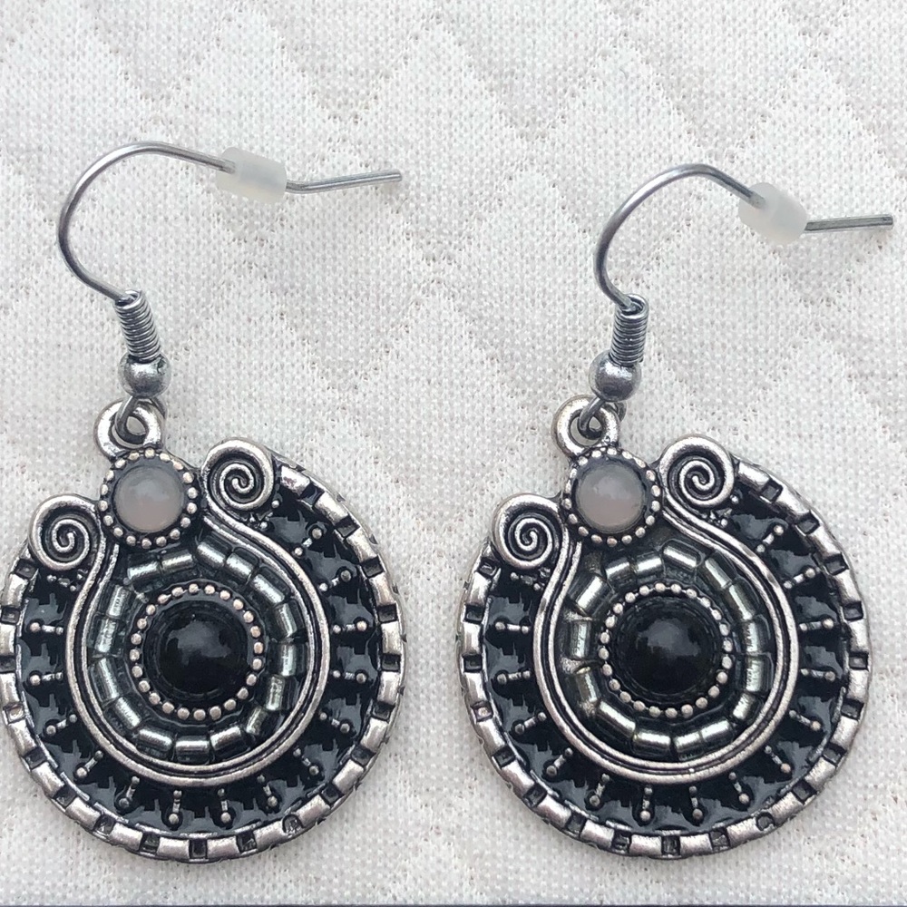 Vintage vibe earrings 🖤